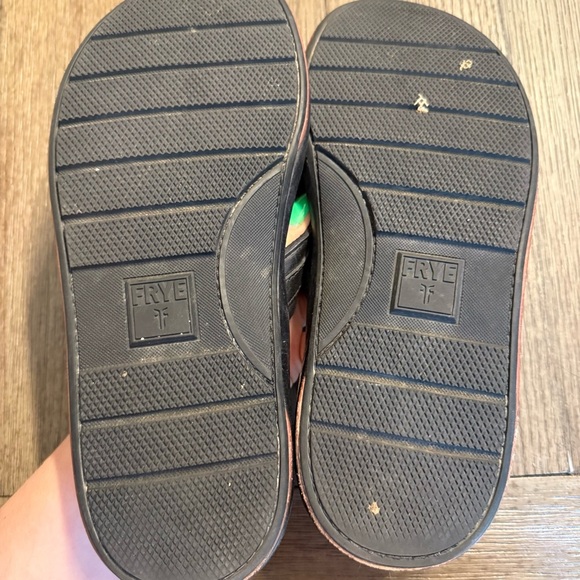 Frye men’s black leather flip flops - Picture 4 of 6